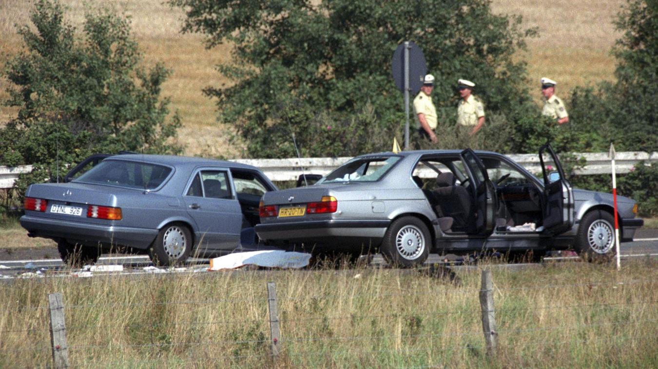 <p>Dieses Bild entstand in der Nähe von Bad Honnef, nachdem der Fluchtwagen der Geiselnehmer von Gladbeck, ein BMW, (rechts) vom Mercedes der Polizei (links) auf der Autobahn A3 bei gestoppt worden ist.</p>