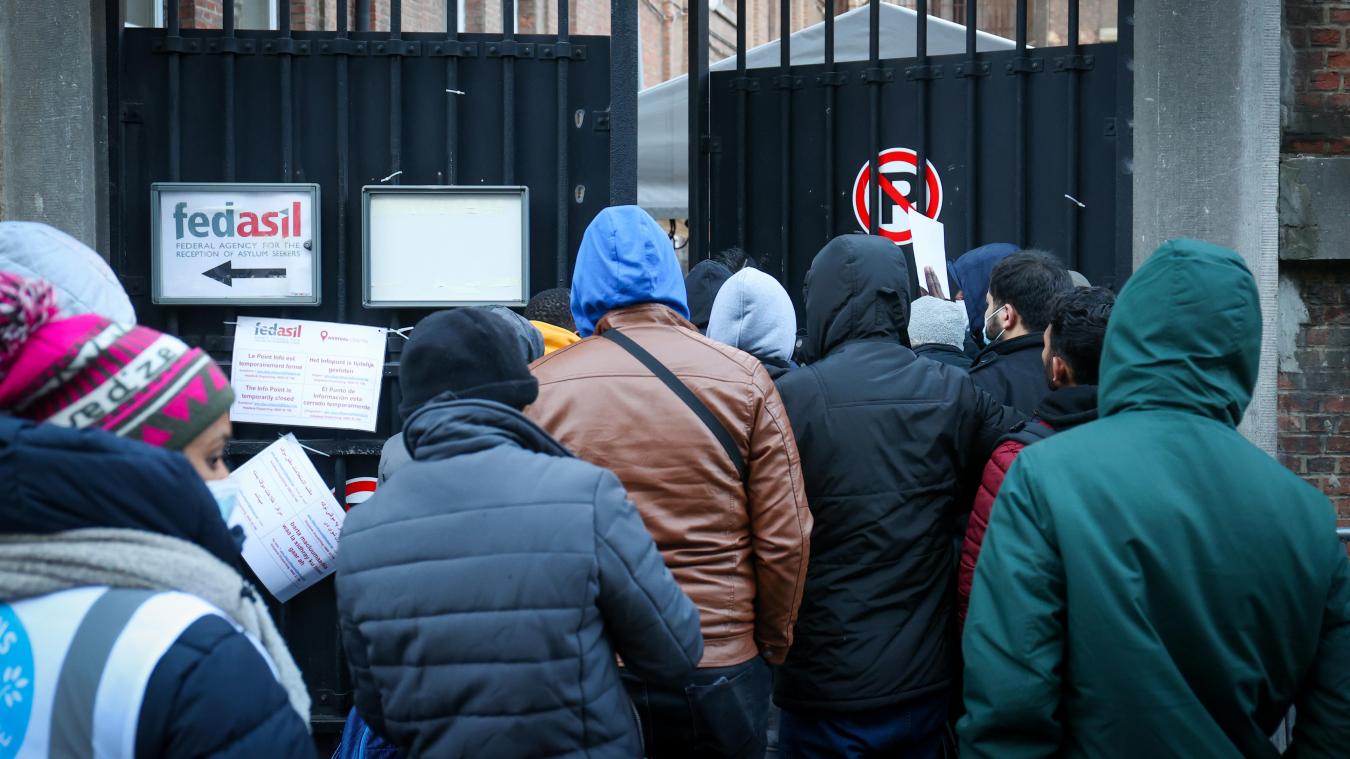 <p>Asylbewerber warten vor dem Fedasil-Anmeldezentrum im „Petit-Château“ in Brüssel.</p>
