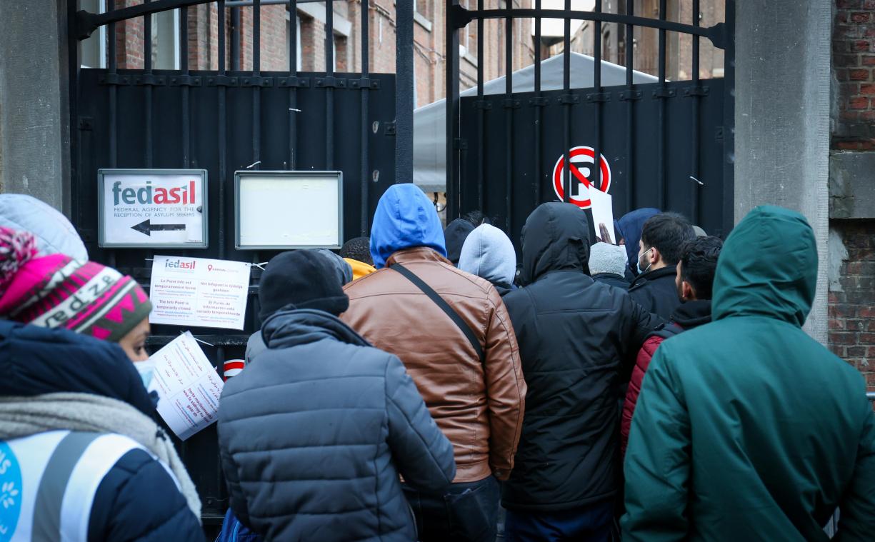<p>Fedasil hat keine Aufnahmekapitäten mehr und muss immer mehr Flüchtlinge abweisen - darunter auch viele unbegleitete Minderjährige.</p>