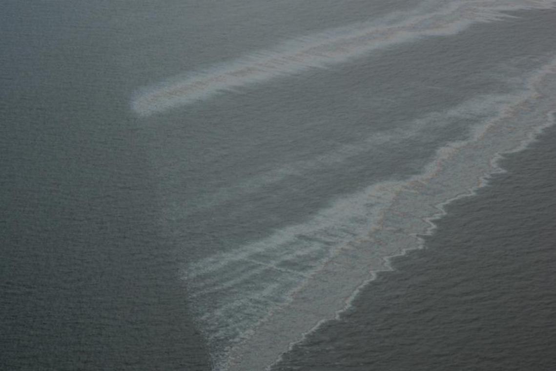 <p>Ein Ölteppich verursacht von einer beschädigten Ölplattform ist vor der Küste von Louisiana zu sehen.</p>