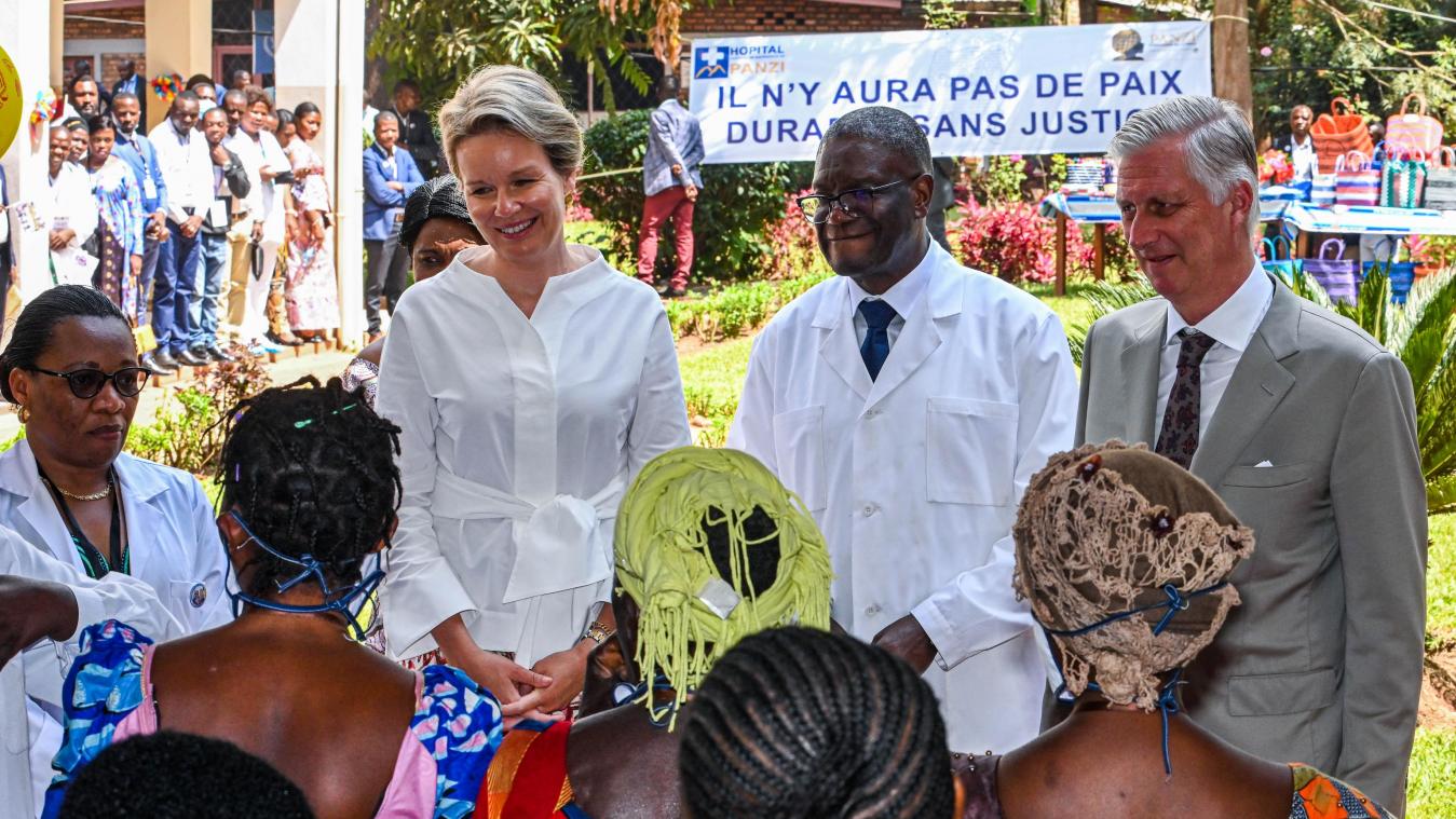 <p>König Philippe und Königin Mathilde besuchten in Bukavu das Panzi-Krankenhaus von Dr. Denis Mukwege (zwischen dem Königspaar). Das Hospital ist spezialisiert auf die Behandlung von Überlebenden von Gewalt, von denen die große Mehrheit sexuell missbraucht wurde.</p>