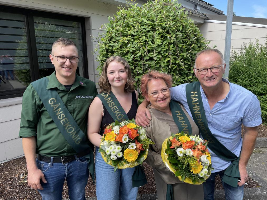 <p>Gänsekönig Tobias Niessen und Hahnenkaiser René Johanns ließen sich in Amel feiern.</p>