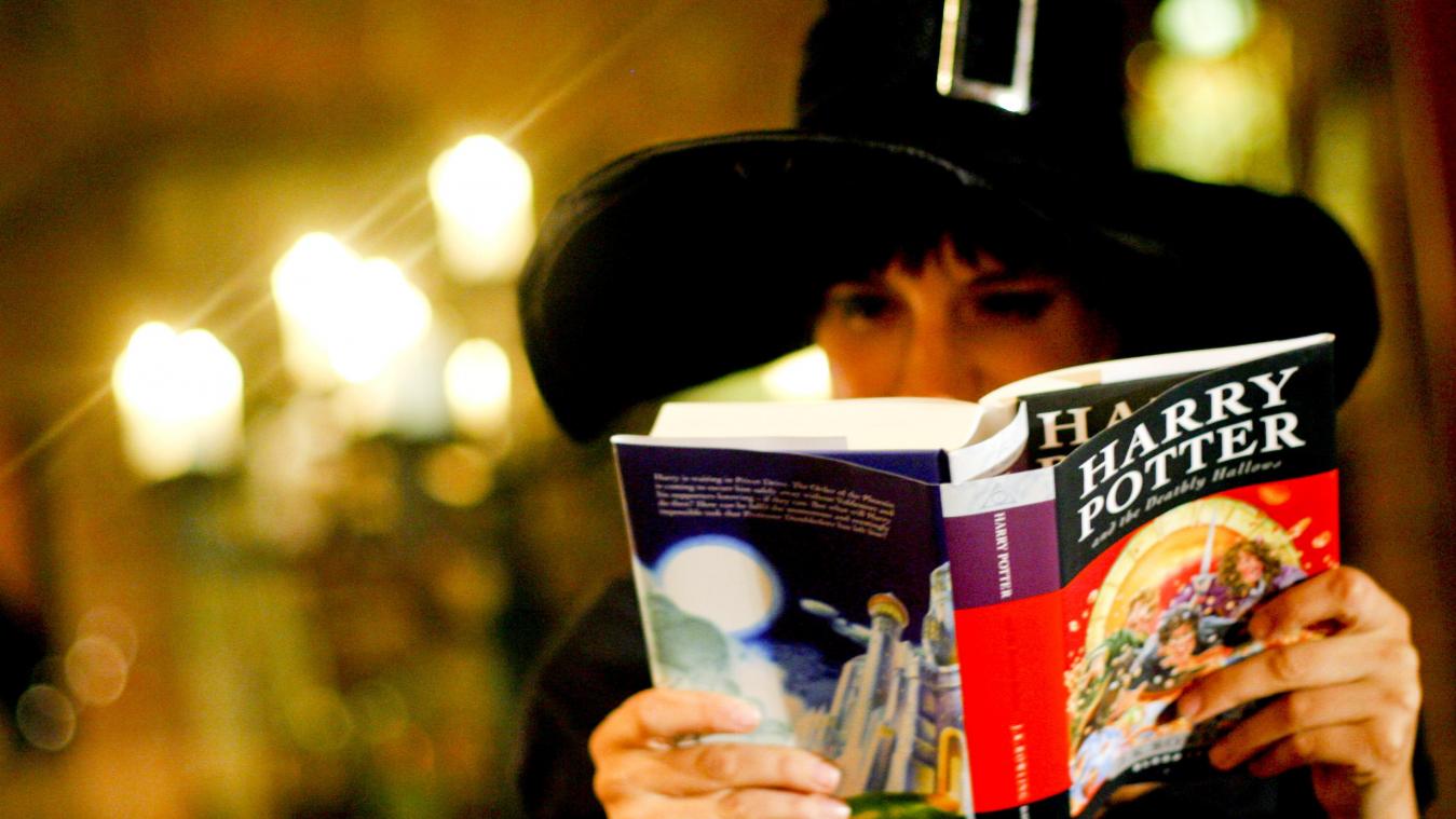 <p>Ein Harry Potter-Fan liest in der Nacht in der Zitadelle in Berlin im Harry Potter Band „Harry Potter and the Deathly Hallows“: Rund ein Vierteljahrzehnt später ist der Bann des berühmten Zauberschülers ungebrochen.</p>