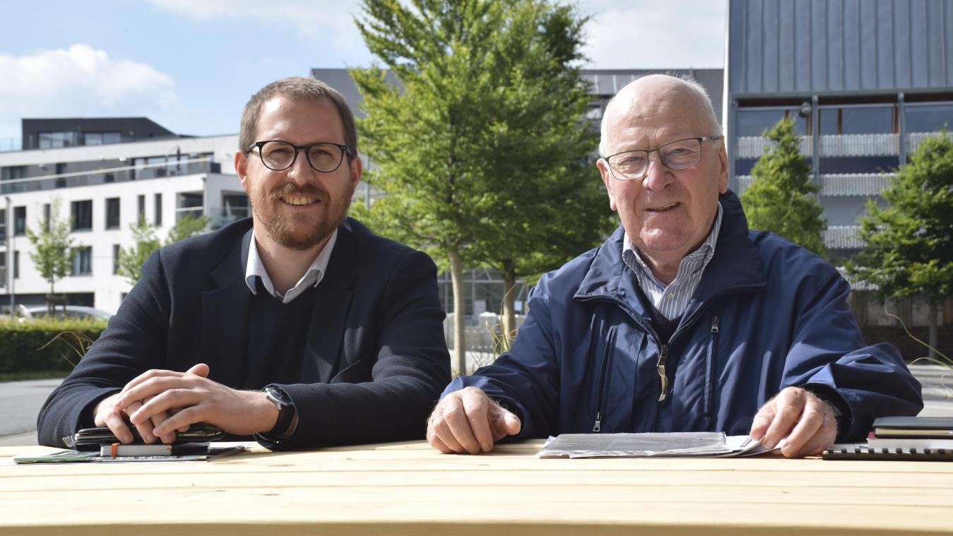 <p>Der langjährige CSP-Politiker Albert Gehlen (r.) und der aktuelle CSP-Präsident Jérôme Franssen vor dem Triangel in St.Vith.</p>