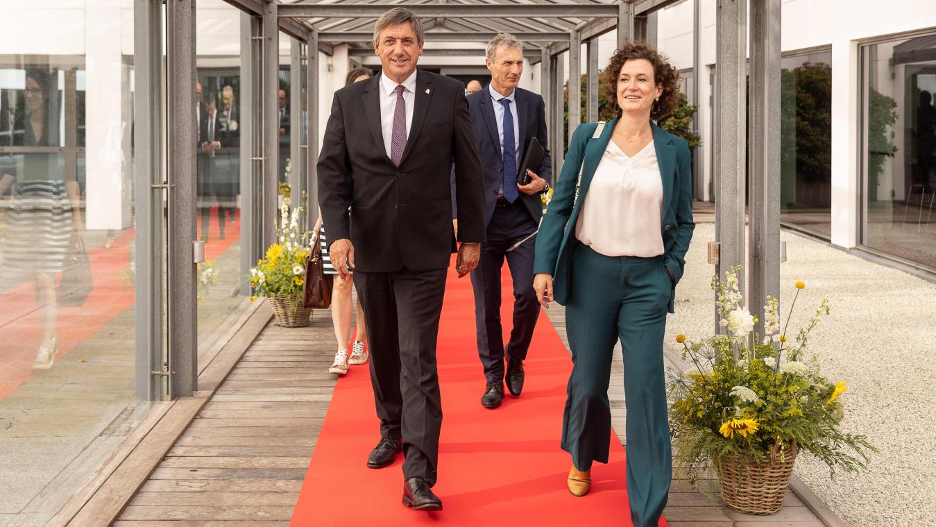 <p>Dieser Schnappschuss aus dem Jahr 2021 zeigt Flanderns Ministerpräsidenten Jan Jambon (links) und Julie Bynens (rechts).</p>