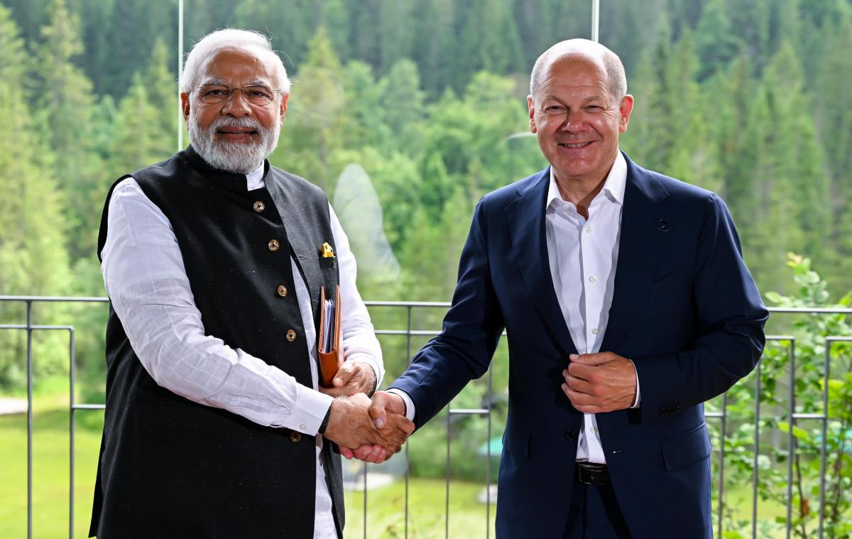 <p>Zu viel mehr als einem warmen Händedruck wie hier zwischen Indiens Premier Narendra Modi und Kanzler Olaf Scholz kam es nicht mit den zugeladenen Gästen. Im „globalen Süden“ werden die G7 als eine unnahbare Veranstaltung des Westens wahrgenommen, man fühlt sich näher an China, das immer noch als Schwellenökonomie gilt.</p>