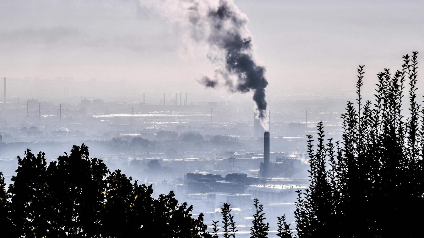 <p>Rauch steigt aus einer Fabrik im Südosten Frankreichs. Rund jede zehnte Krebserkrankung in Europa lässt sich nach Ansicht von EU-Experten auf äußere Faktoren wie Schadstoffe zurückführen.</p>