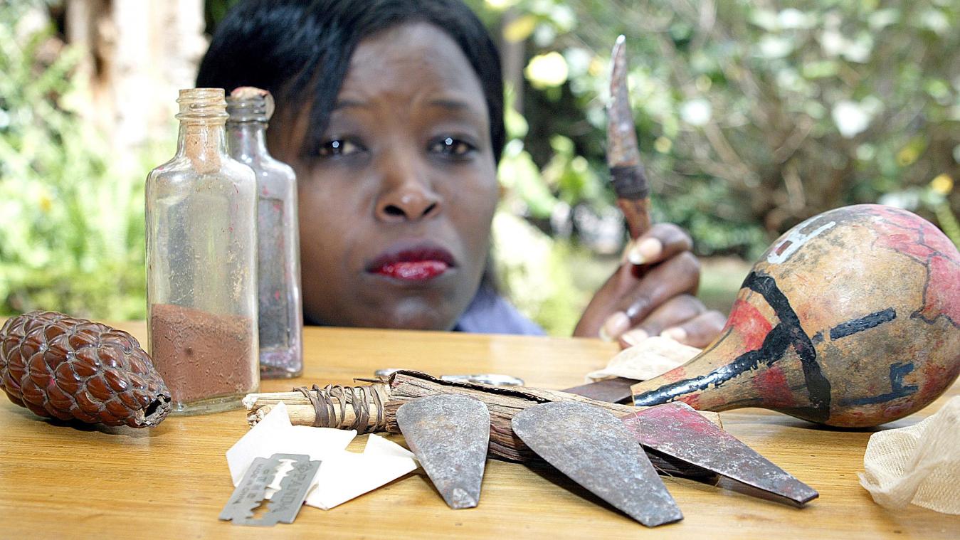 <p>Instrumente, mit denen Mädchen in einem kenianischen Dorf beschnitten werden. Ein traumatisches Erlebnis, an dem Überlebende ihr Leben lang leiden.</p>