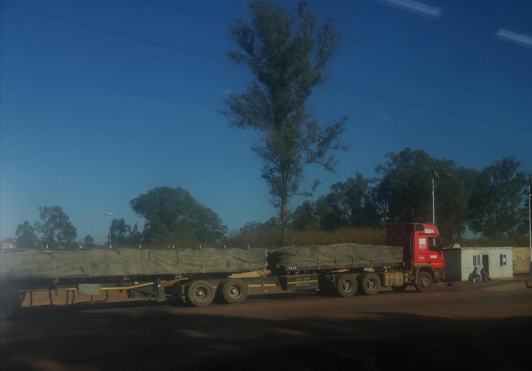 <p>Aus der Kongo-Provinz Katanga transportieren schwere LKW das abgebaute Kupfer- und Kobalterz Richtung China. Hier hat sich China die Schürfrechte an den besten Kupferminen gesichert.</p>
