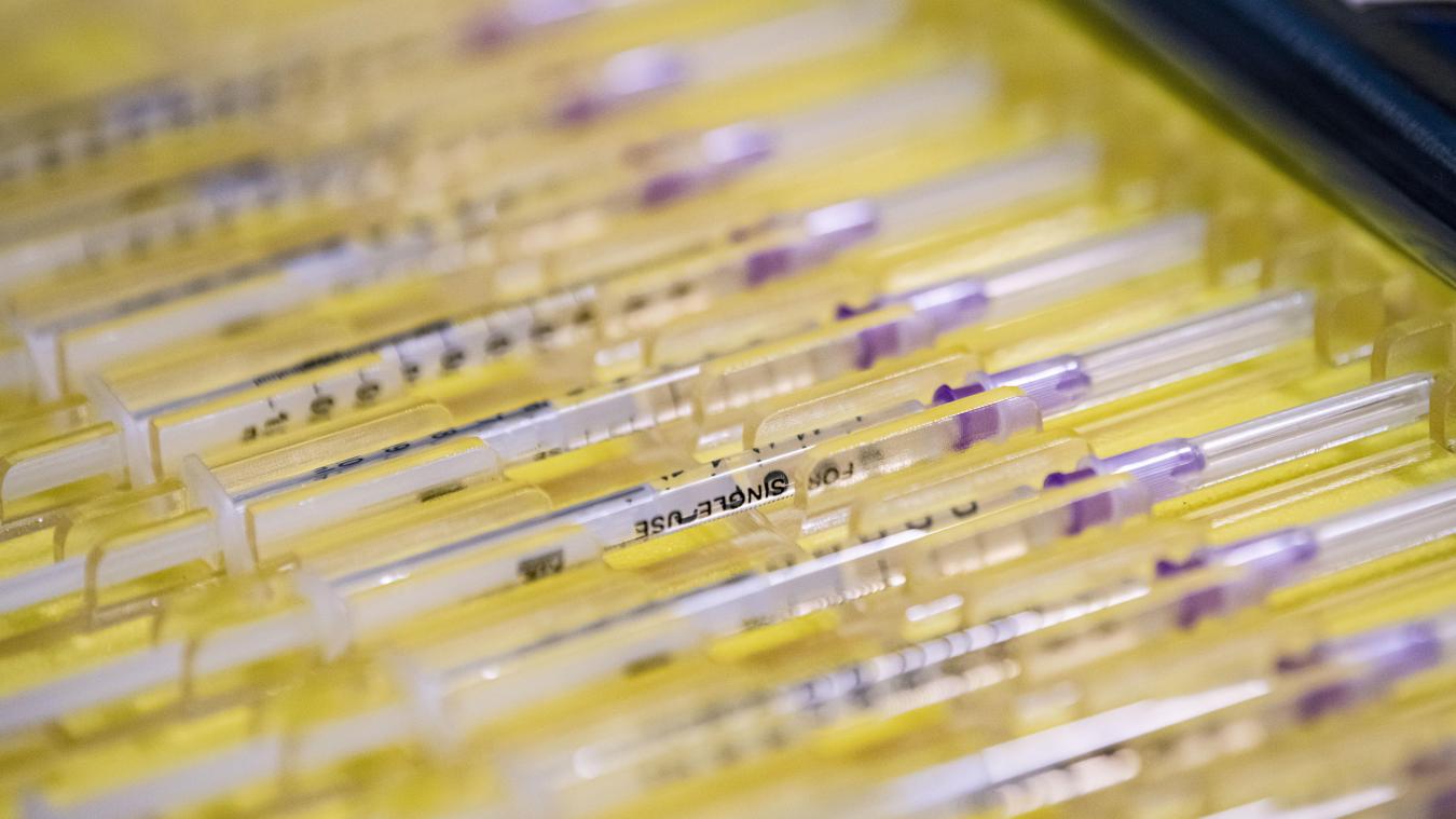 <p>Spritzen mit dem Corona-Impfstoff Nuvaxovid des US-Herstellers Novavax liegen in einem Impfzentrum auf dem Tisch.</p>