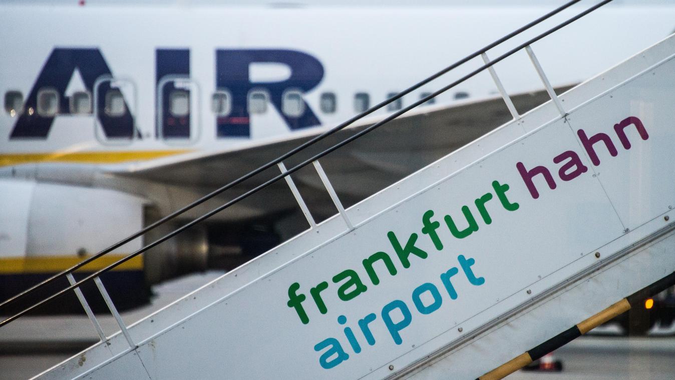 <p>Eine Gangway mit der Aufschrift „frankfurt hahn airport“ steht auf dem Rollfeld des insolventen Hunsrück-Flughafens Hahn.</p>