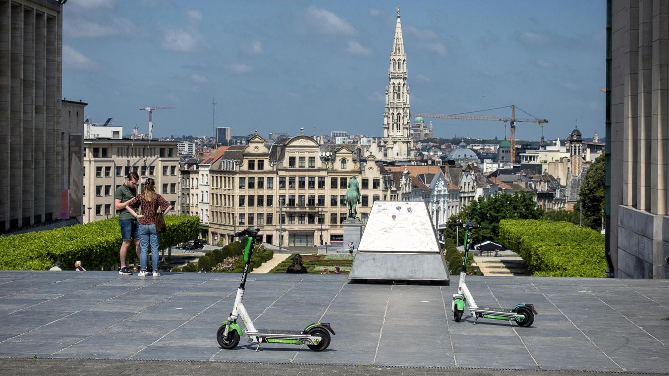 <p>Zwei E-Roller der Marke Lime stehen auf dem Kunstberg in Brüssel</p>