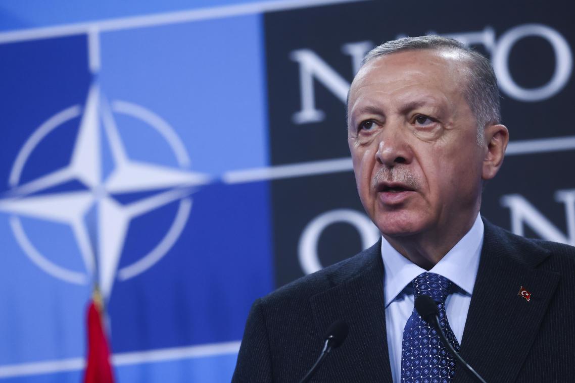 <p>Ließ sich seine weitläufige Definition des Begriffes Terrorist von den NATO-Partnern zertifizieren: Recep Tayyip Erdogan. Nach seiner Leseart gehören dazu jedwede politische Gegner. Inwieweit er grünes Licht für seine Überfallpläne auf den kurdischen Norden Syriens bekam, wird sich wohl bald zeigen.</p>