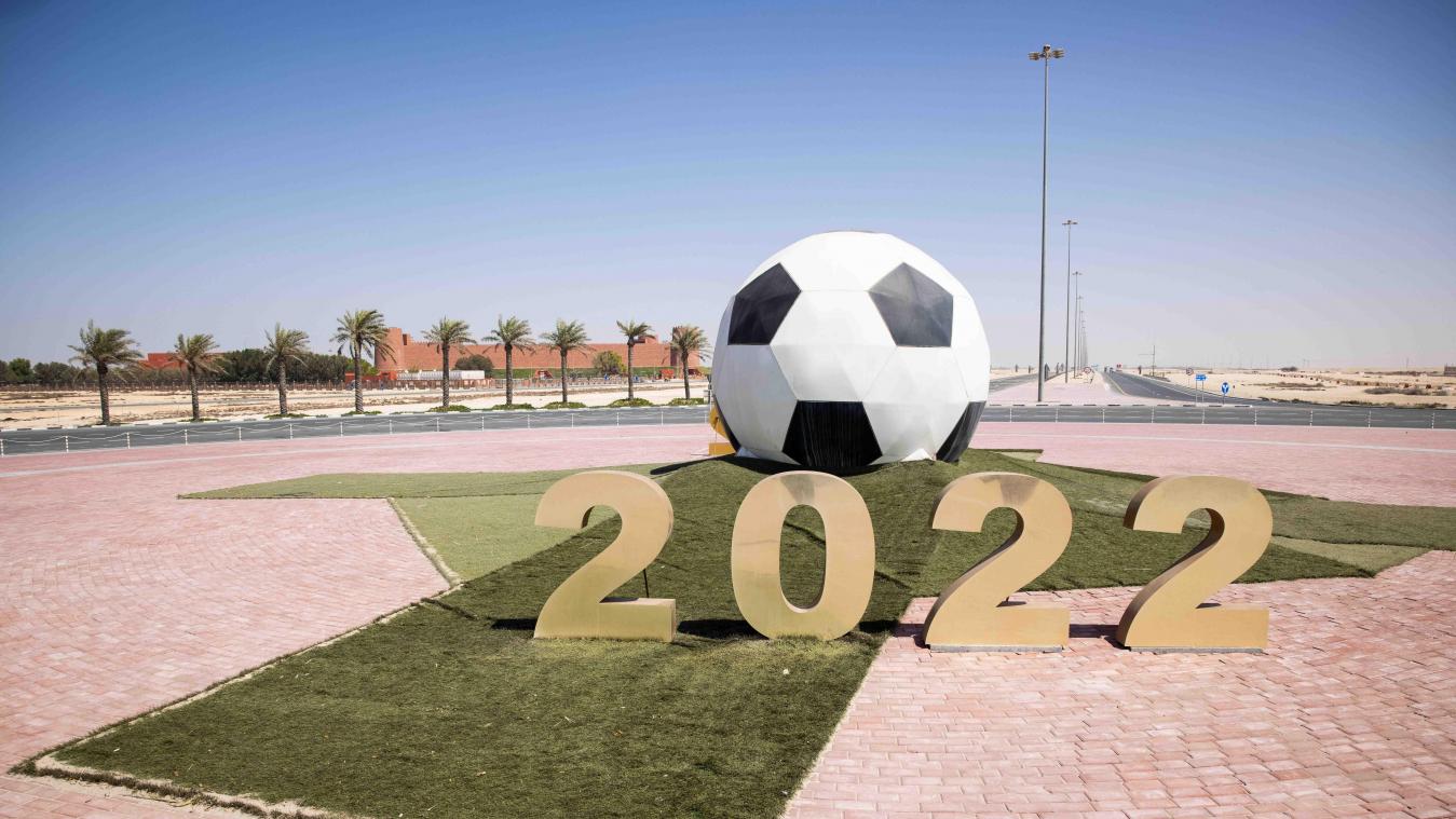 <p>Ein großer Ball mit der Jahreszahl 2022 steht auf einer Verkehrsinsel mit Kreisverkehr vor dem Trainigsgelände Al-Shamal sports Club in der Hafenstadt Al Ruwais.</p>