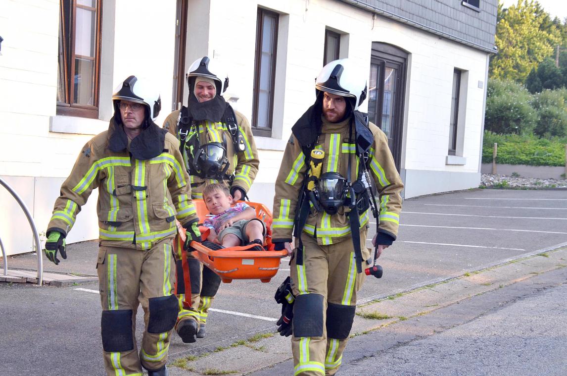<p>Feuerwehrübung am Dienstagabend in Mürringen: Die Feuerwehrleute aus Büllingen mussten mehrere Kinder aus dem brennenden Lagerhaus retten.</p>