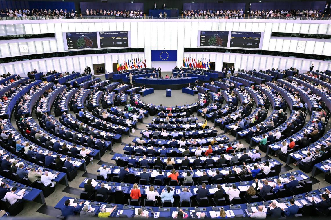 <p>Mehrheitlich lehnte das Europaparlament einen Antrag gegen die Aufnahme von Atom- und Gaskraftwerken unter bestimmten Bedingungen in die Liste umweltfreundlicher Investitionen ab. U.a. die Fraktion der Grünen, der Sozialisten und Sozialdemokraten, der Linken sowie der ostbelgische EVP-Abgeordnete Pascal Arimont stimmten dafür.</p>