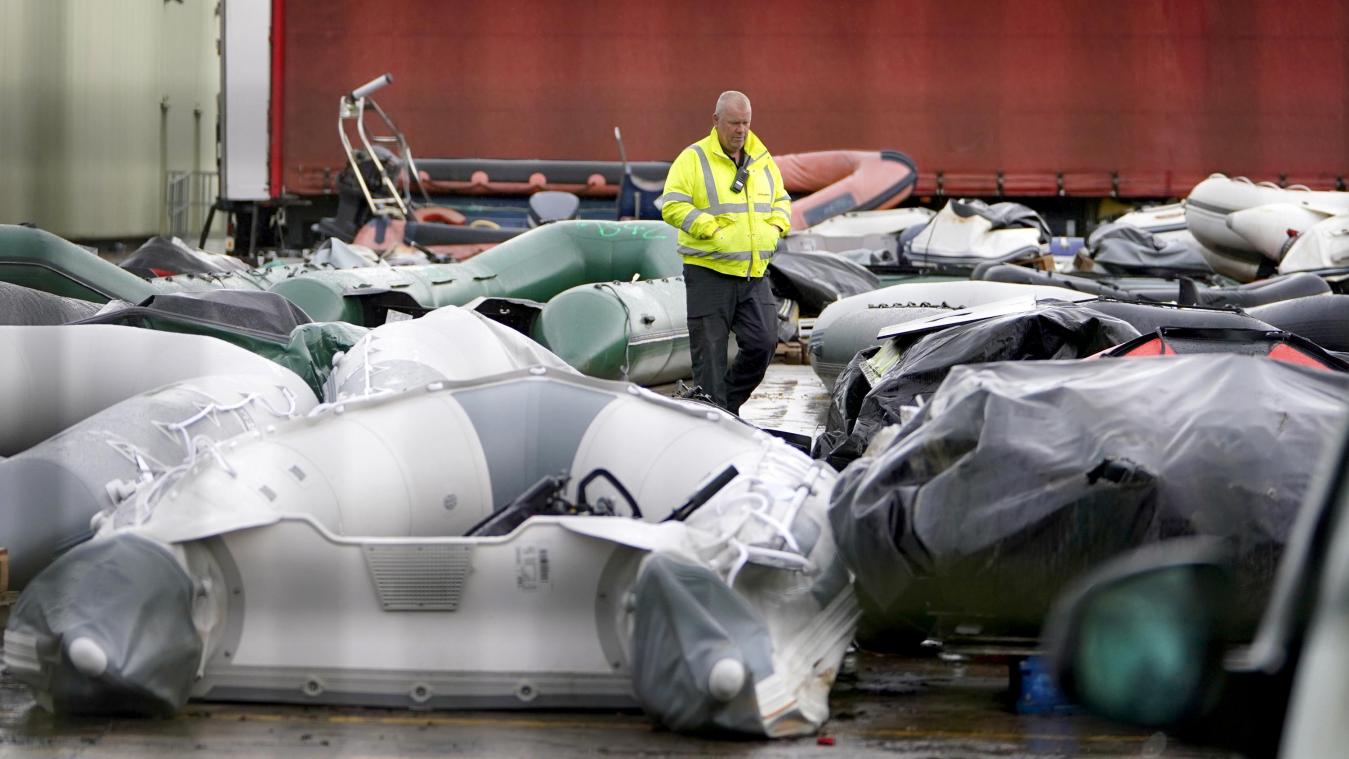 <p>In einem Lager liegen Schlauchboote, die vermutlich von Migranten bei der Überquerung des Ärmelkanals benutzt wurden.</p>