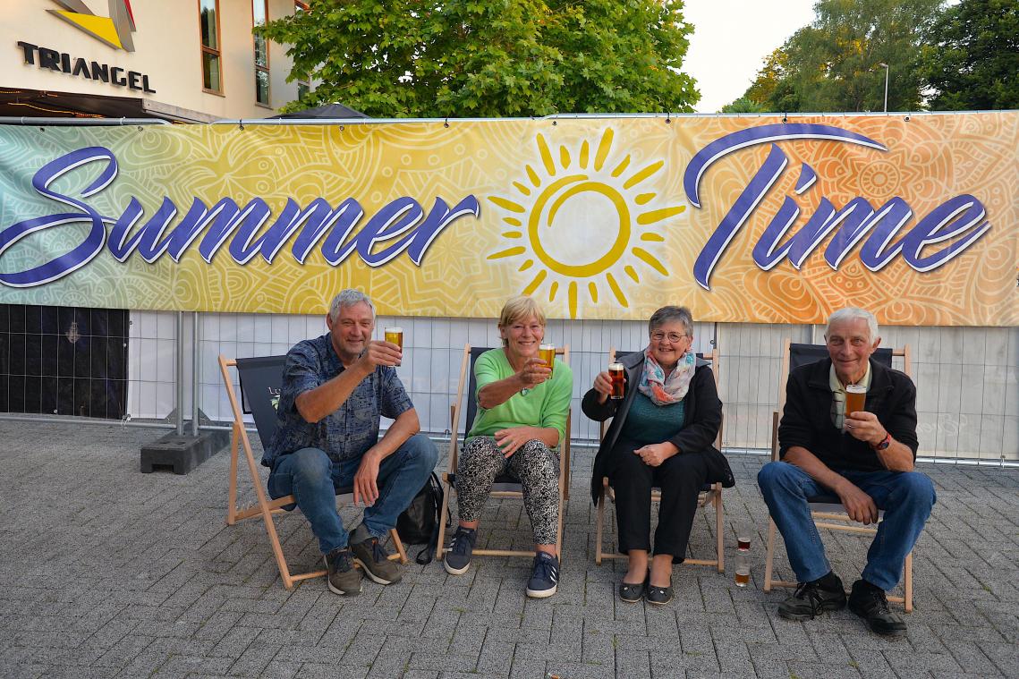 <p>Gute Laune zum Auftakt von Summertime in St.Vith im Innenhof des Triangels.</p>
