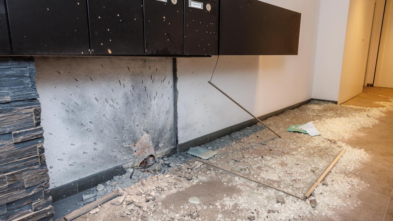 <p>Der Tatort in der Kursaalstraat in Knokke-Heist, wo in den frühen Morgenstunden des Mittwochs zwei Granaten explodierten.</p>