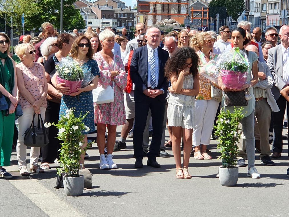 <p>Auch am Freitag bei einer Gedenkfeier in Verviers kamen die Opfer der Flutkatastrophe nicht zu Wort. Wenigstens bat die Bürgermeisterin bei den Opfern um Entschuldigung dafür, dass man nicht mehr habe tun können, trotz Hilfe von außerhalb der Stadt.</p>