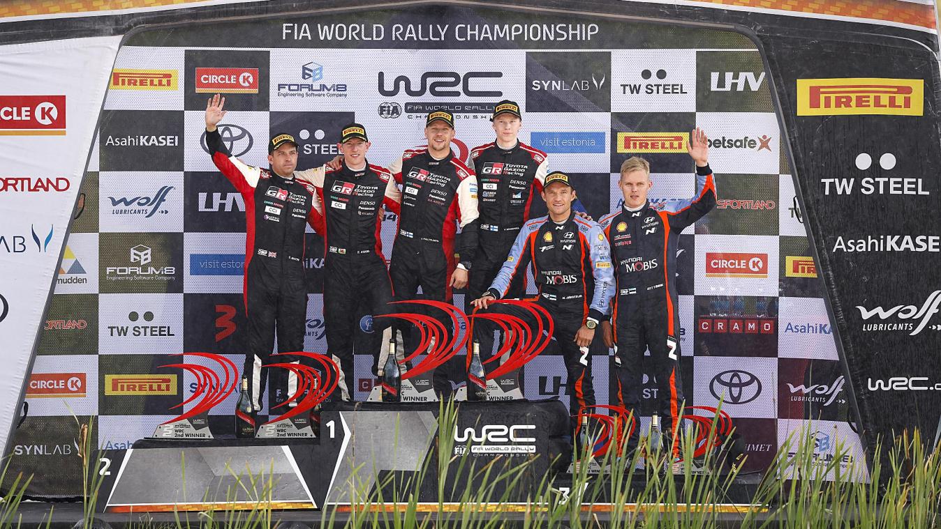 <p>Das Siegerpodium in Estland, mit (von links) Elfyn Evans-Martin Scott (2.), Kalle Rovanperä-Jonne Halttunen (1.) und Ott Tänak-Martin Järveoja (3.).</p>