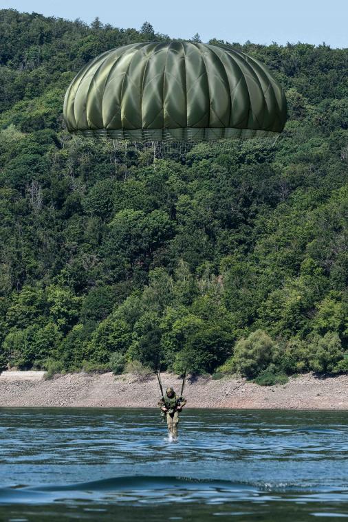 <p>An der Wasseroberfläche des Edersee wird das Notverfahren Wasserlandung trainiert. Ein Soldat landet mit seinem Fallschirm im Edersee.</p>
