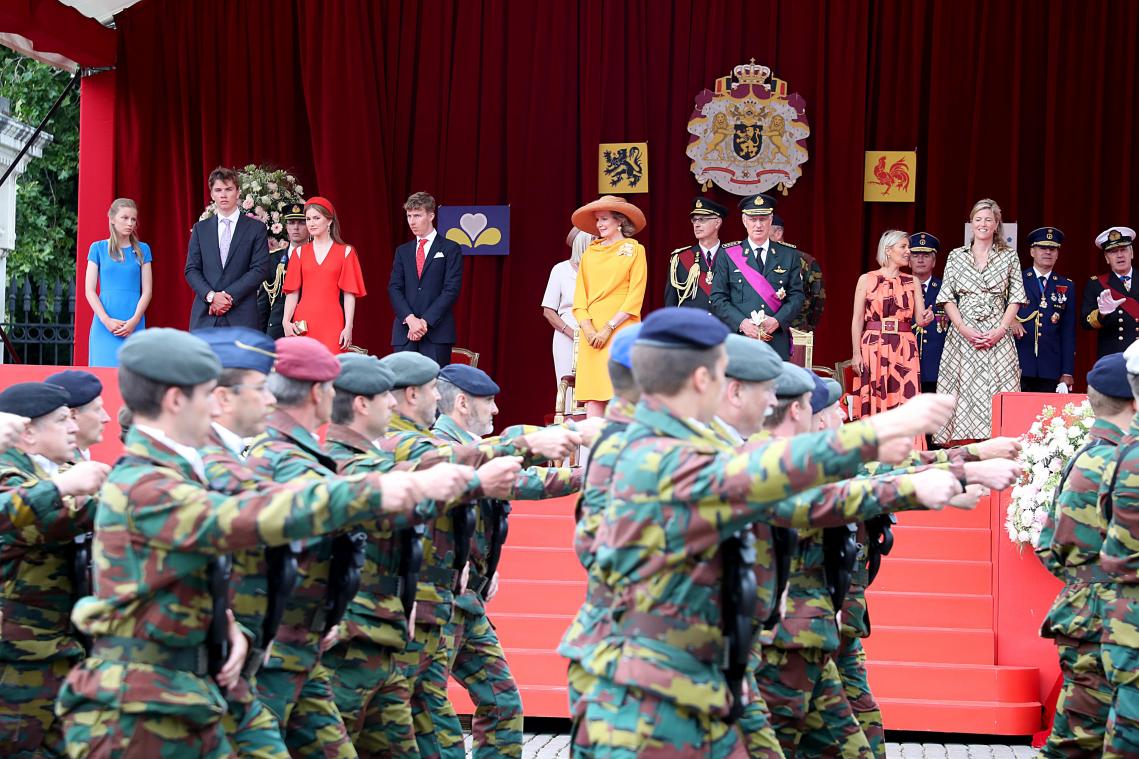 <p>Die Königsfamilie verfolgte die traditionelle Parade zum Nationalfeiertag, bei der das Militär mit allen Einheiten vertreten war.</p>