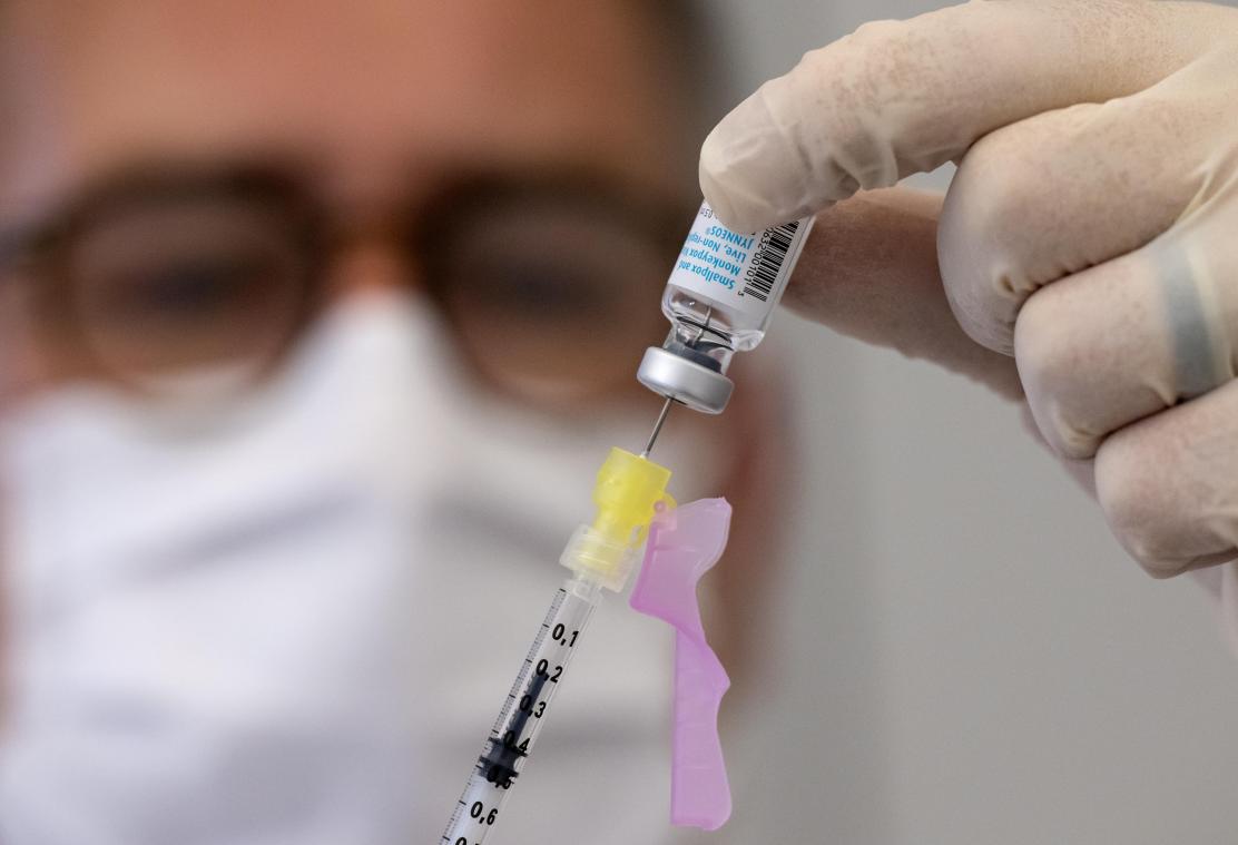 <p>Ein Mitarbeiter bereitet im Klinikum rechts der Isar eine Spritze mit dem Impfstoff von Bavarian Nordic (Imvanex/Jynneos) gegen Affenpocken vor.</p>