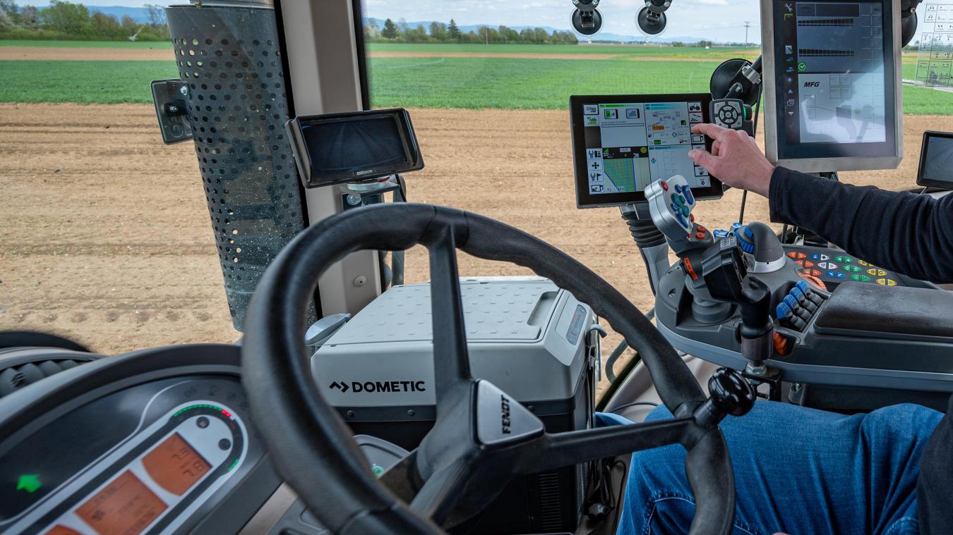 <p>Dieser Landwirt verfügt über ein GPS-Lenksystem in seinem Traktor.</p>