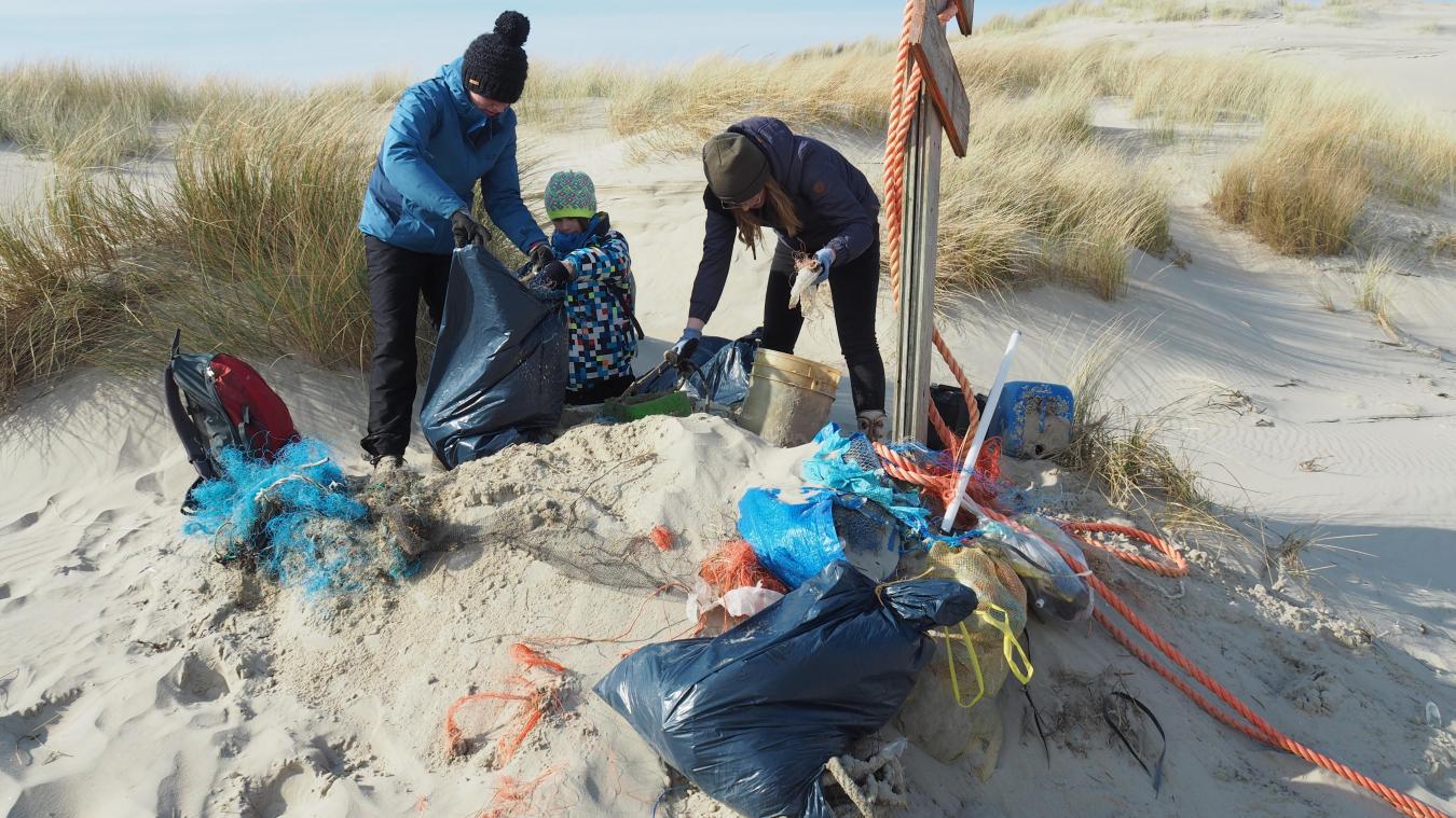 <p>Freiwillige sammeln Meeresmüll am Strand.</p>