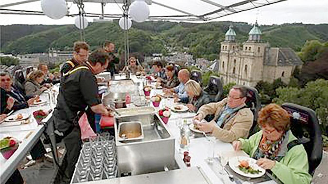 <p>Beim „Dinner in the sky“ schweben die Gäste und das Personal in einer Gondel 40 Meter über dem Boden, so wie hier vor einigen Jahren in Malmedy.</p>