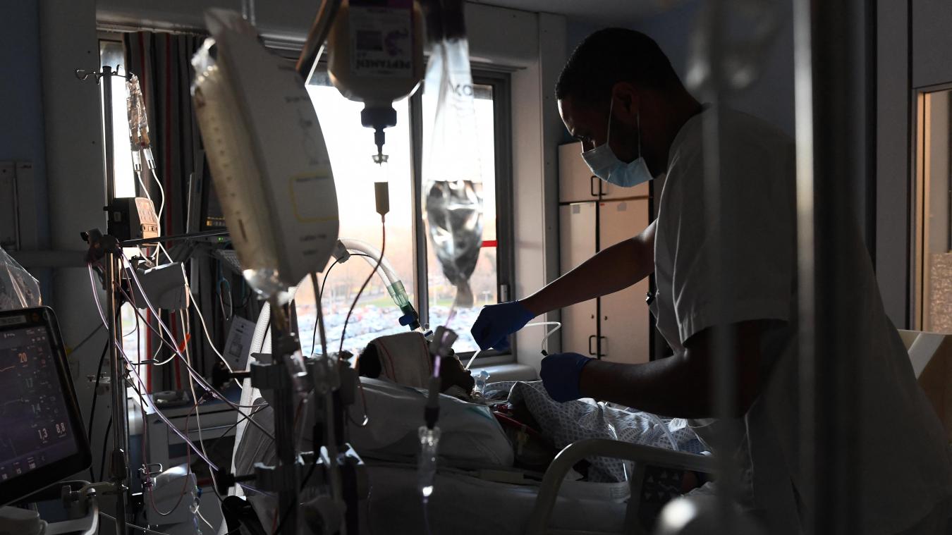 <p>Ein Pfleger versorgt einen Corona-Patienten im Lütticher Krankenhaus Citadelle (CHR)</p>