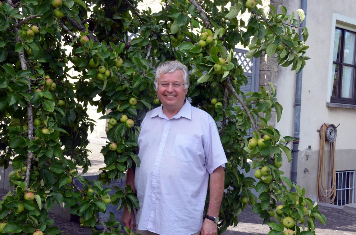 <p>Günter Weinand vor der Ernte eines Apfelbaumes im Pfarrhausgarten: „Was der eine sät, wird ein anderer hoffentlich ernten.“</p>