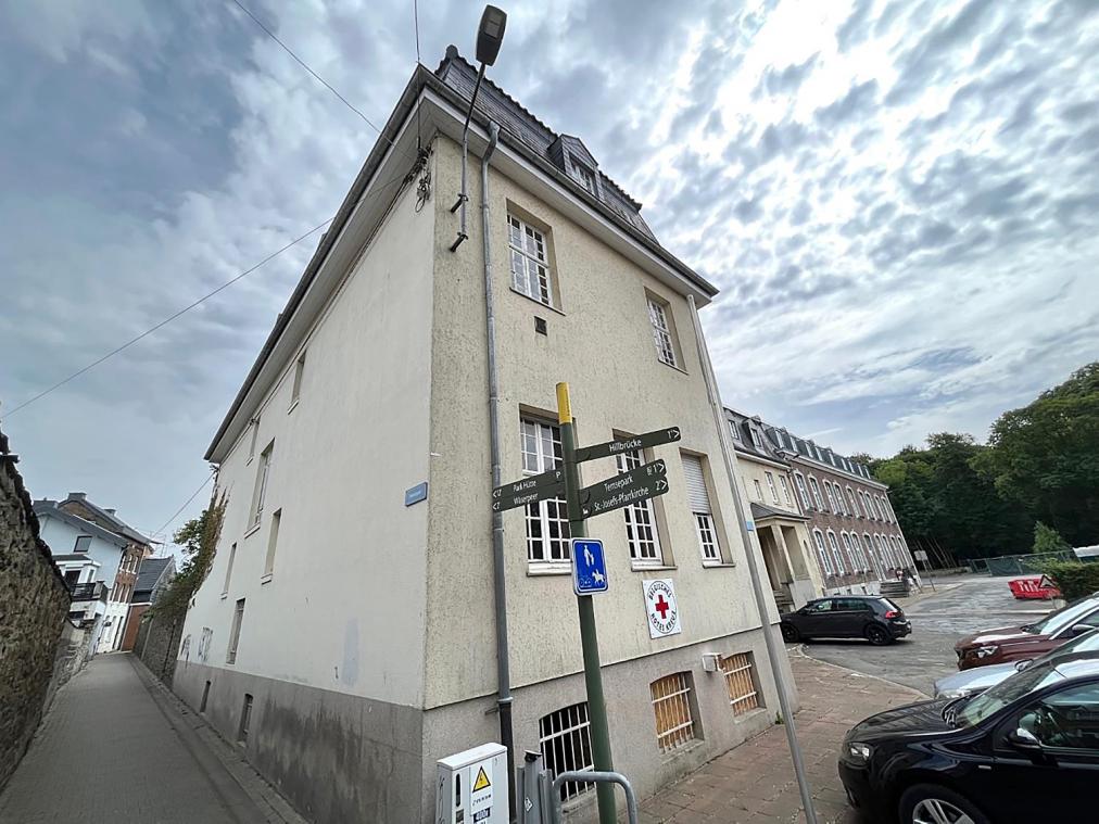 <p>Die Stadt Eupen hat dem Roten Kreuz den Mietvertrag für die Büro- und Versammlungsräume im Gebäude Hillstraße 1 aufgekündigt. Lediglich den Anbau auf dem Hintergelände an der Fremereygasse (links) kann die Organisation noch bis Ende 2025 nutzen.</p>