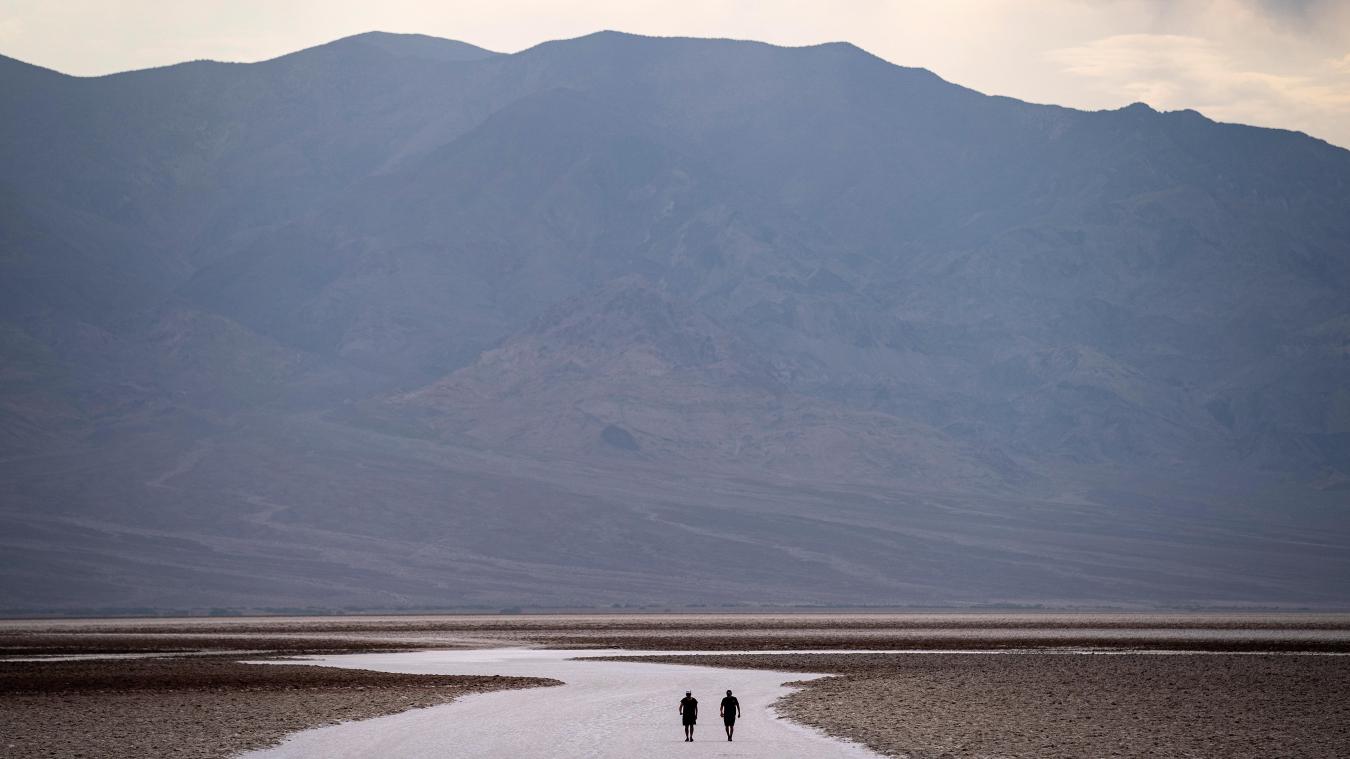<p>Menschen spazieren auf Salzebenen im Badwater Basin im Death Valley National Park (USA). Der Klimawandel könnte nach Ansicht von Experten im schlimmsten Fall zum Aussterben der Menschheit führen.</p>