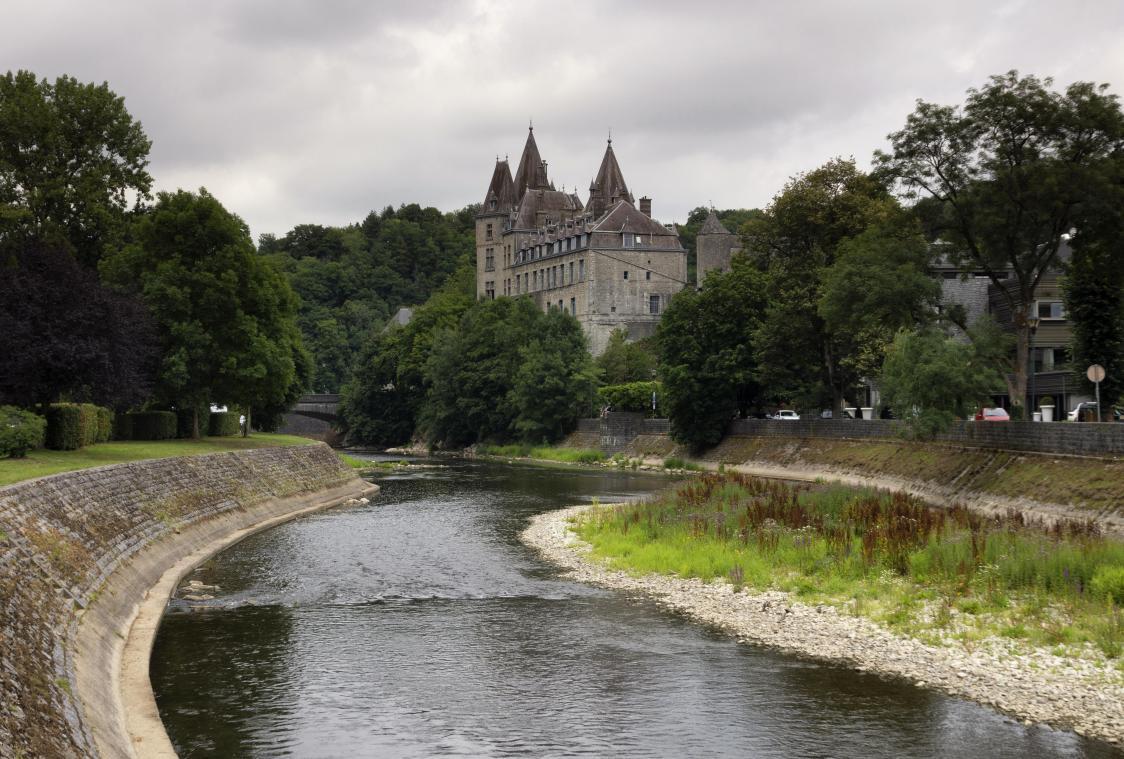<p>Der Wasserstand der belgischen Flüsse ist aufgrund der anhaltenden Trockenheit sehr niedrig. Das Bild zeigt die Ourthe in Durbuy, eine der wallonischen Gemeinden, die den Trinkwasserverbrauch eingeschränkt hat.</p>