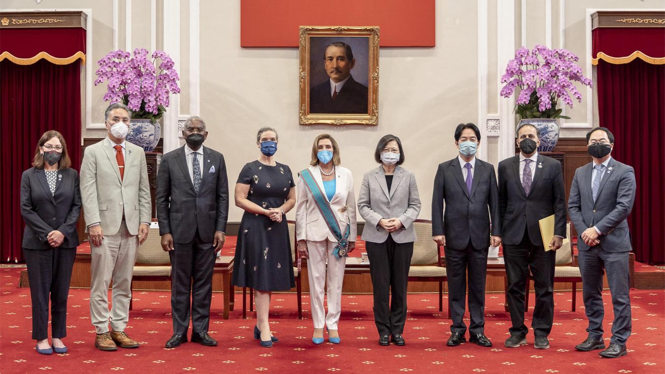 <p>Unnötige, ja gefährliche Provokation: Nancy Pelosi (mit Schärpe) posiert mit Taiwans PräsidentTsai Ing-wen und Mitgliedern beider Delegationen in Taipeh. Dabei hat die (westliche) längst Chinas Anrecht auf die Insel anerkannt.</p>