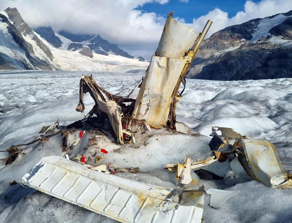 <p>Die Trümmer des 1968 abgestürztes Kleinflugzeugs liegen auf dem schmelzenden Aletschgletscher in den Walliser Alpen – im Hintergrund ist das Jungfraujoch zu sehen.</p>