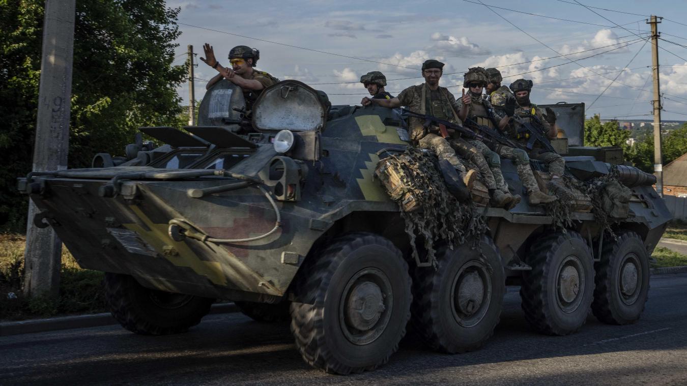 <p>Ukrainische Soldaten fahren einen Panzer auf einer Straße in der Region Donezk in der Ostukraine.</p>