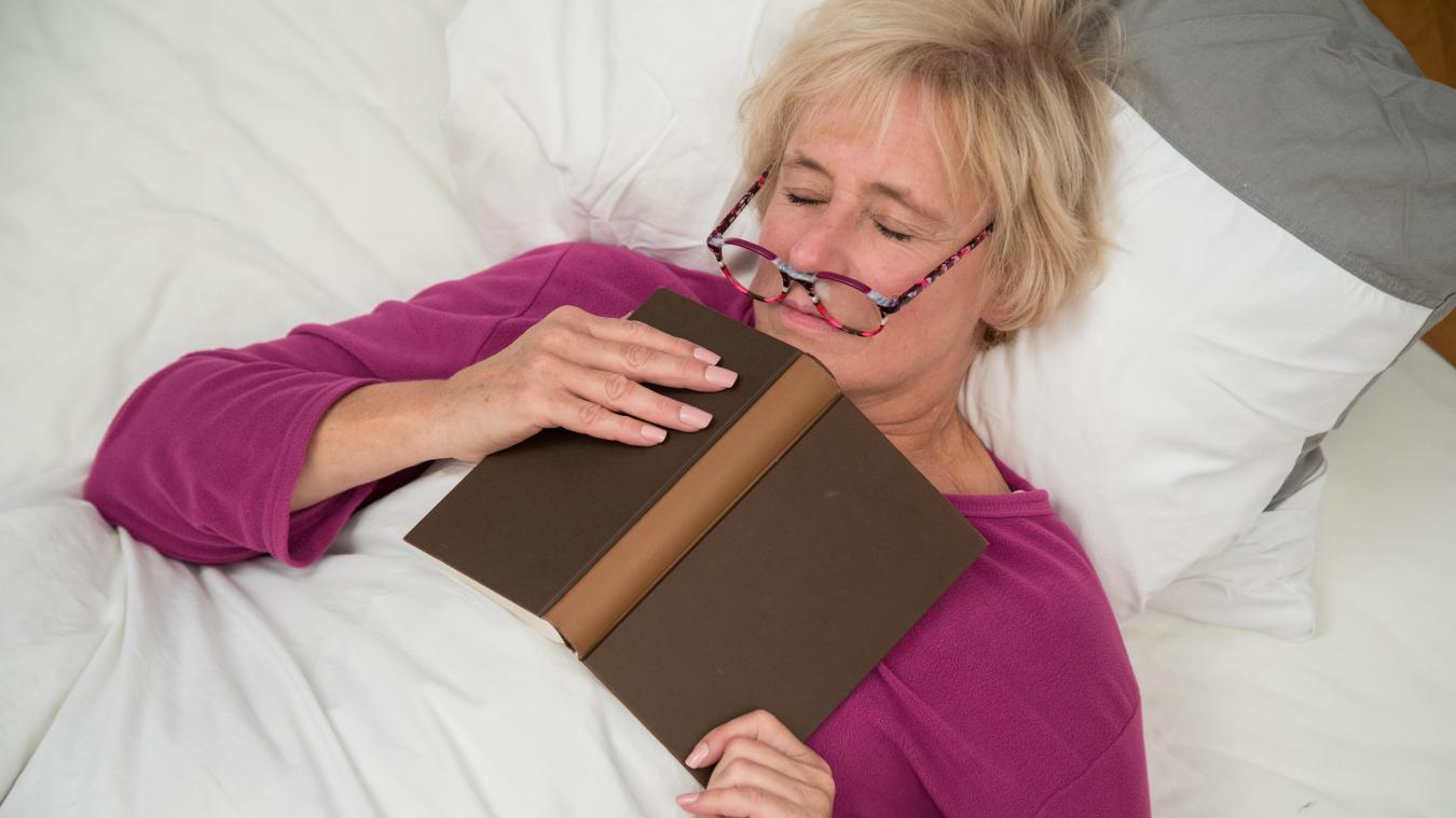 <p>Um abends im Bett herunterzukommen, ist das Buch die bessere Wahl als das Smartphone.</p>