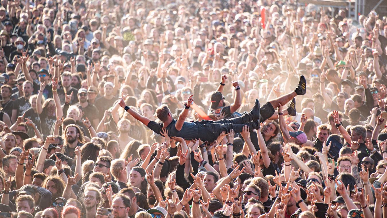 <p>Besucher werden beim Wacken Open Air Festival beim Crowdsurfen über die Menge getragen: Das WOA gilt als größtes Heavy-Metal-Festival der Welt.</p>