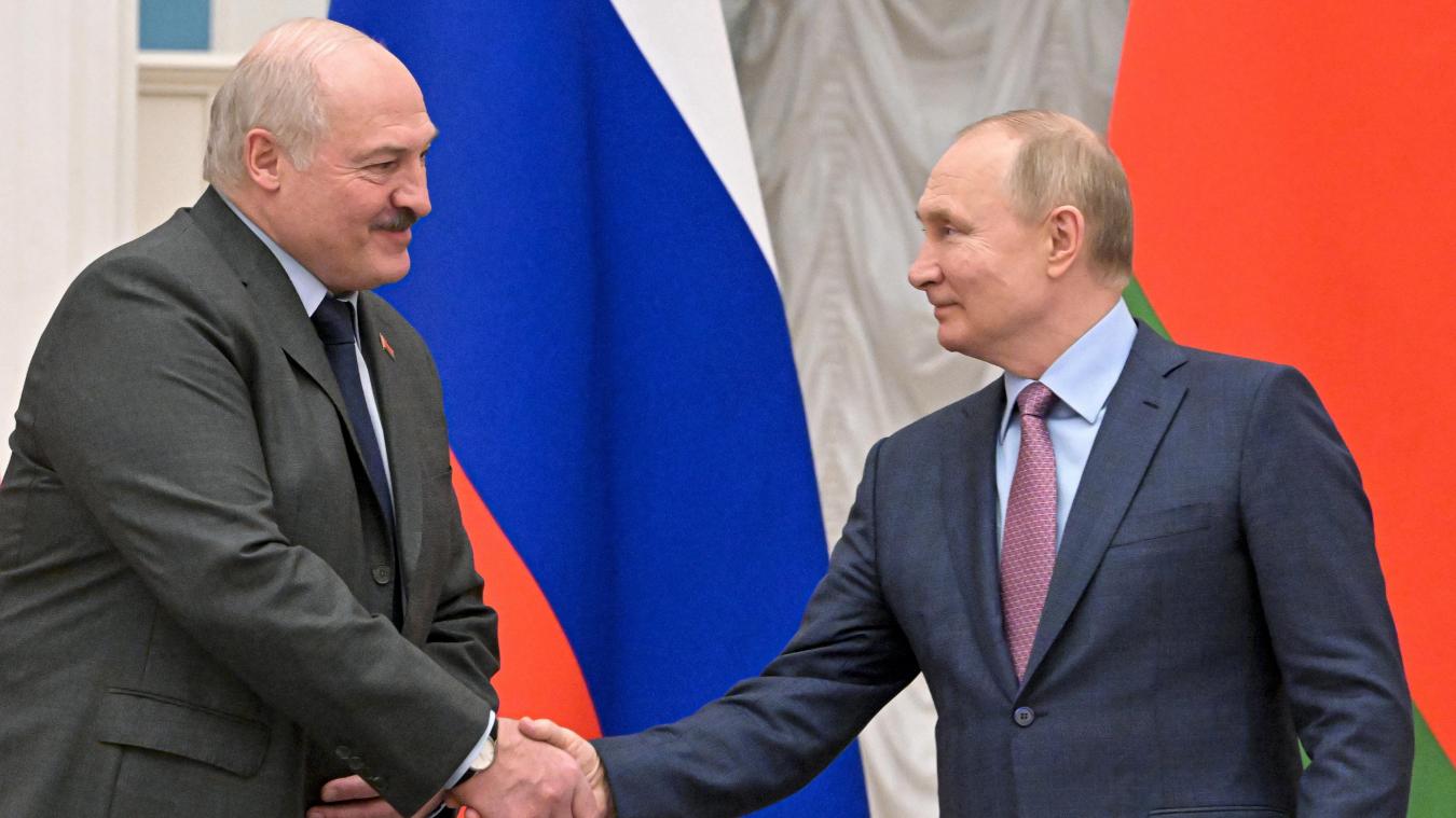 <p>Wladimir Putin (rechts) und Alexander Lukaschenko geben sich nach einer gemeinsamen Pressekonferenz nach ihren Gesprächen im Kreml die Hand.</p>