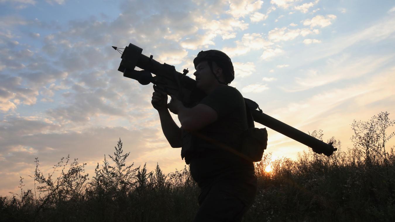 <p>Ein Flugabwehrschütze der Einsatzeinheit der ukrainischen Nationalgarde benutzt ein Flugabwehrgerät.</p>