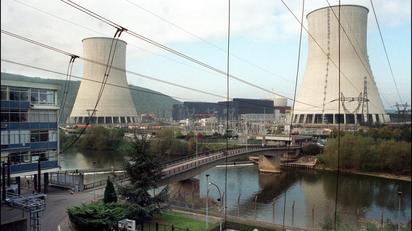 <p>Jedes zweite Kernkraftwerk in der EU steht in Frankreich (Bild: Chooz, nahe der belgischen Grenze). Doch mehr als die Hälfte der 56 Reaktoren sind zum Teil seit Monaten außer Betrieb: Sie wiesen Korrosionsschäden auf, die repariert werden müssen. Die AKW versorgen Frankreich normalerweise mit so viel Strom, dass im Sommer noch genügend für europäische Nachbarn übrig bleibt. Jetzt muss das Land erstmals Strom importieren.</p>