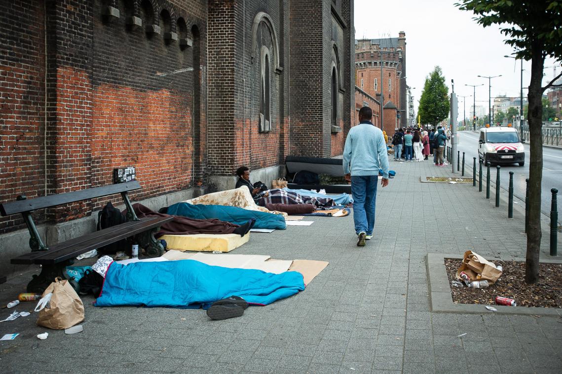 <p>Asylsuchende haben vor dem Auffangzentrum „Petit Château“ in Brüssel ihren Schlafplatz eingerichtet.</p>