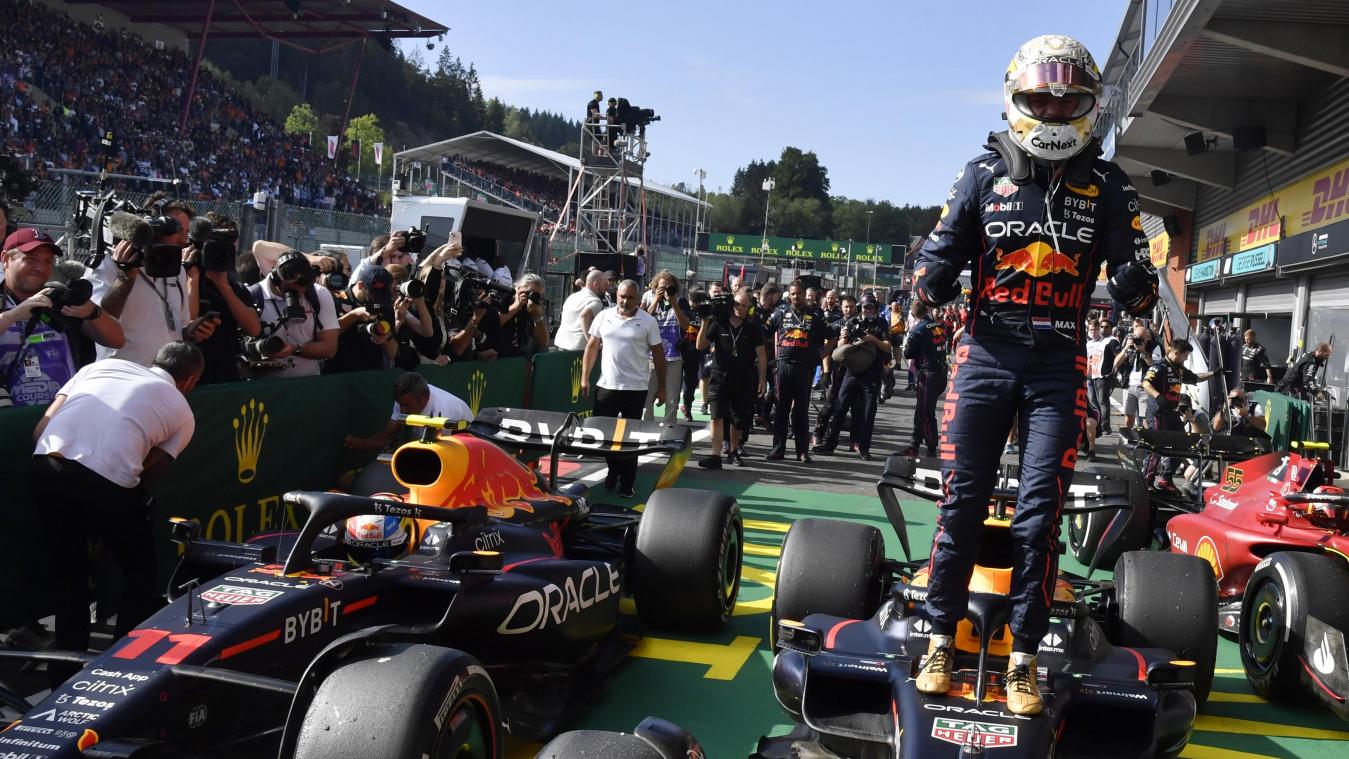 <p>Max Verstappen aus den Niederlanden vom Team Red Bull steht nach seinem Sieg auf seinem Auto.</p>