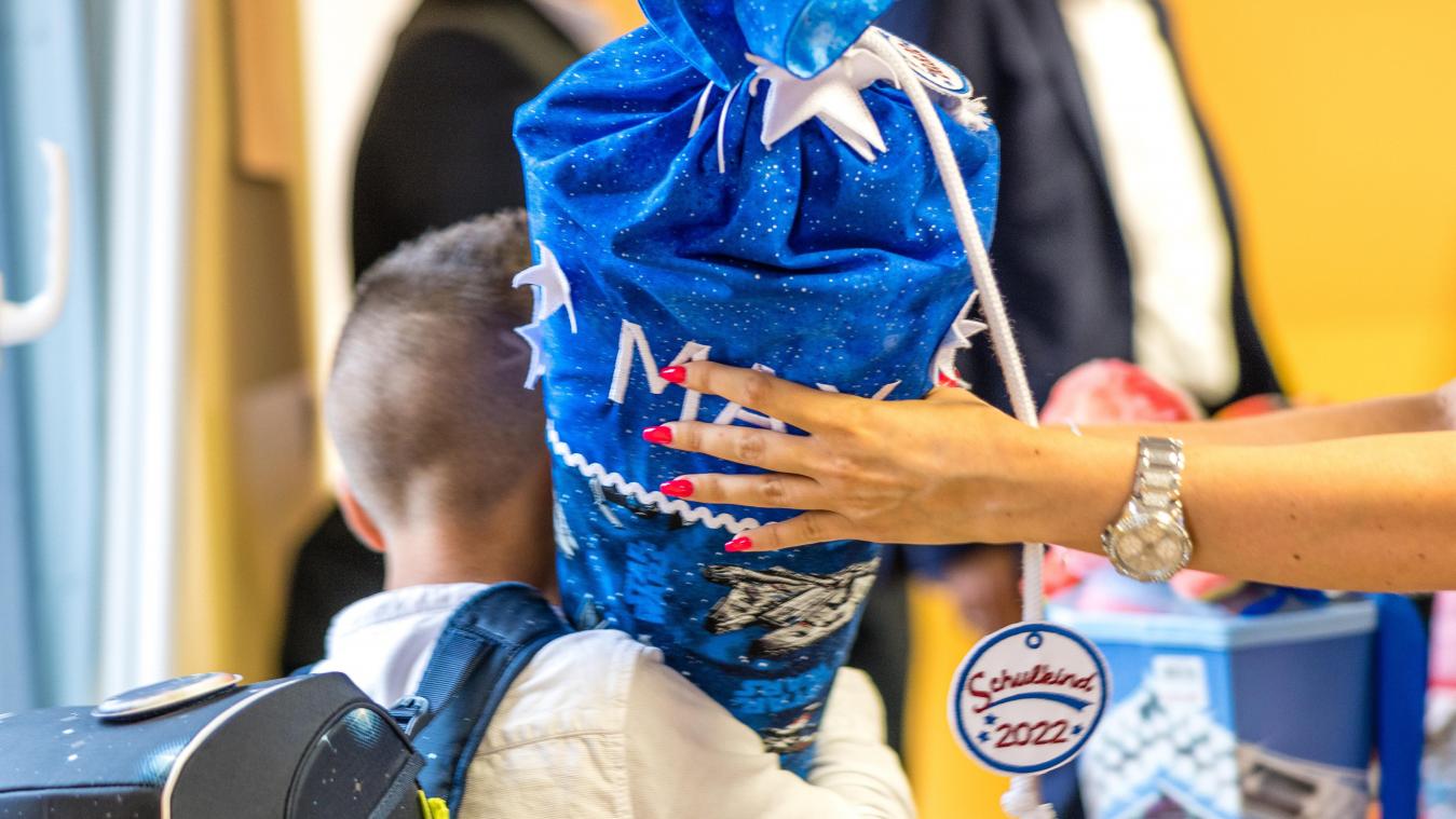 <p>Am Tag der Einschulung ist es hierzulande Tradition, Erstklässlern eine bunt gefüllte Schultüte zu überreichen.</p>