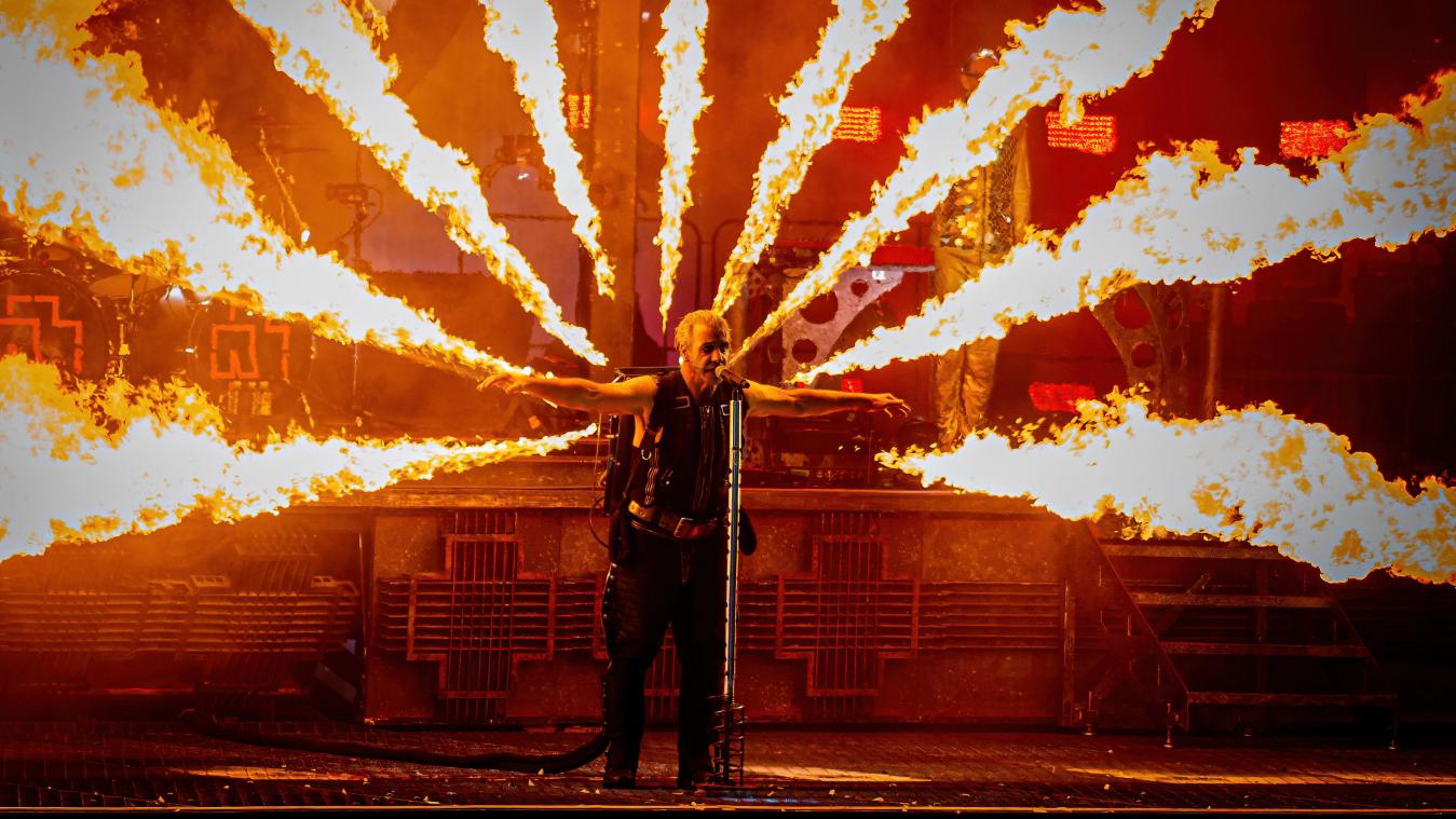 <p>Till Lindemann, Frontsänger der Band Rammstein, in Aktion</p>