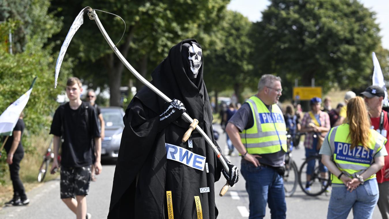 <p>Ein Demonstrant verkleidet als der Tod protestiert gegen den Abriss des Dorfes Lützerath im Braunkohleabbaugebiet bei Mönchengladbach.</p>