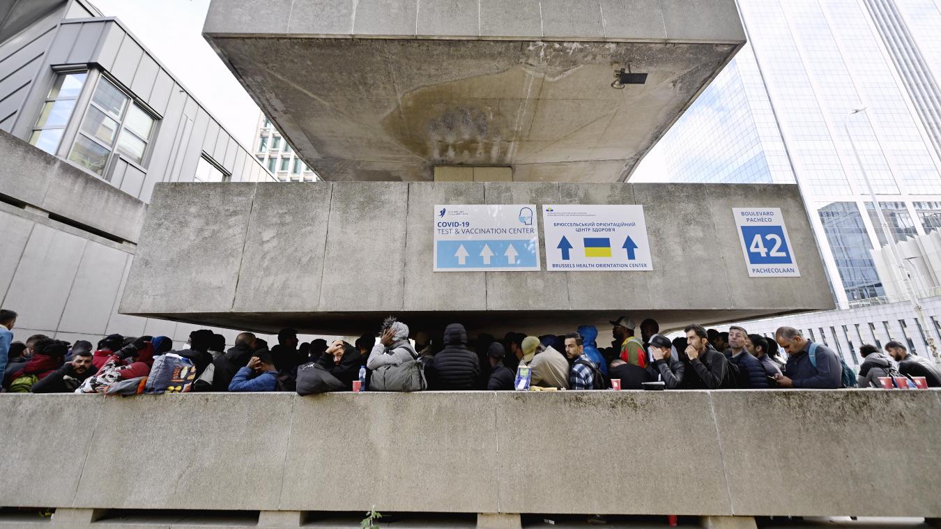 <p>Asylsuchende in der Warteschlange vor dem neuen Registrierungszentrum der Einwanderungsbehörde in Brüssel</p>